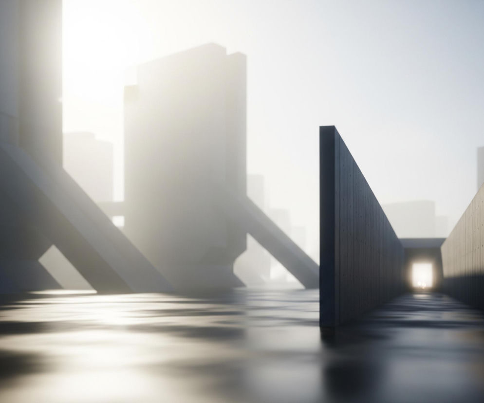 Szeroki kadr ukazuje architektoniczny pejzaż charakteryzujący się minimalistycznymi, monumentalnymi formami oraz grą światła i cienia. W centrum znajduje się ciemnoszara, pionowa ściana biegnąca ukośnie od lewej do prawej, tworząca tunel, na końcu którego widać intensywny, biało-żółty blask. Po lewej stronie dominują geometryczne bryły, przypominające budynki, częściowo zanurzone w mlecznej mgle lub świetle, z wyraźnie zarysowanymi, ciemniejszymi krawędziami. Powierzchnia podłoża jest lustrzana, odbijając rozproszone światło i cienie konstrukcji, tworząc wrażenie wody lub mokrej posadzki, ze złocistymi refleksami po lewej stronie, przechodzącymi w głęboki granat w kierunku prawej.