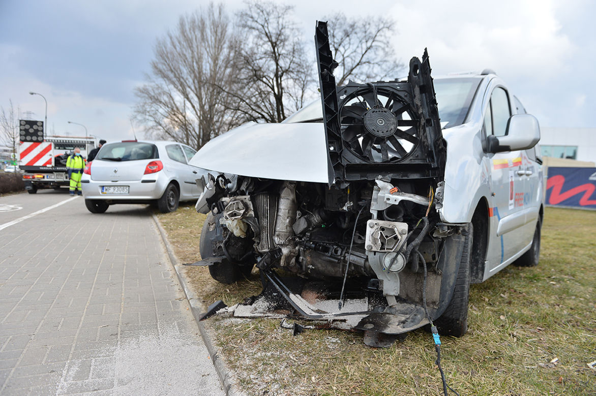 Wypadek na Gocławiu. Mężczyzna uwięziony w aucie! 