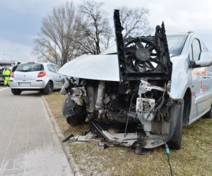 Wypadek na Gocławiu. Mężczyzna uwięziony w aucie! 