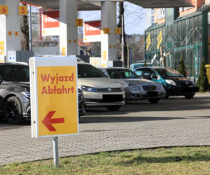 KIEROWCY Z NIEMIEC TANKUJĄ W POLSCE