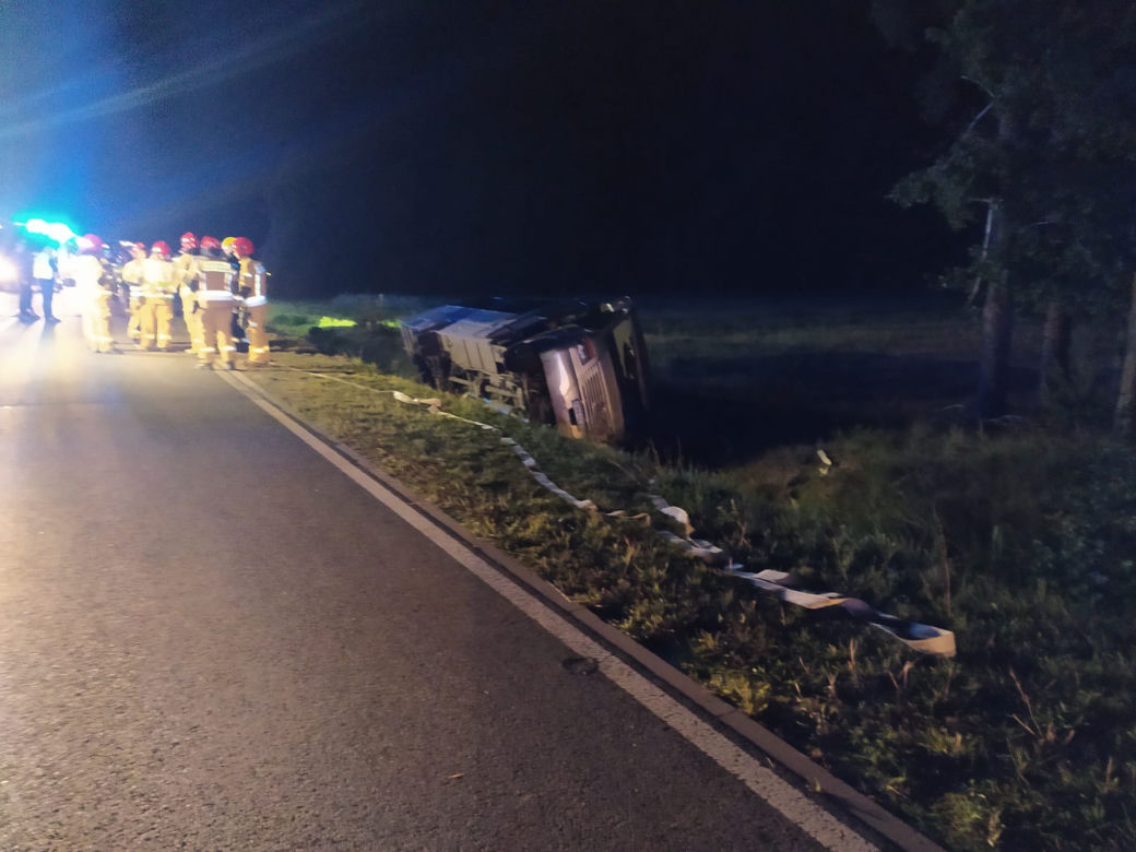 Autobus wpadł do rowu! Siedem osób poszkodowanych