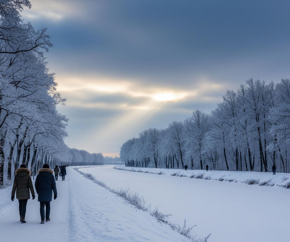 Dwie osoby idą po zasypanej śniegiem ścieżce, prowadzącej wzdłuż zamarzniętej rzeki lub kanału. Po obu stronach rzeki rosną drzewa pokryte białym szronem, a po lewej stronie widać również szereg latarń. Szare, zachmurzone niebo prześwituje jasnym, pomarańczowo-żółtym światłem w oddali, rzucając promienie na zamarzniętą powierzchnię.