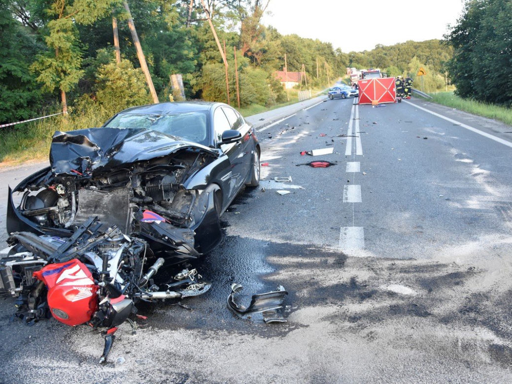 Tragiczny wypadek w Skołyszynie. Czołowe zderzenie motocyklisty z osobówką [ZDJĘCIA]