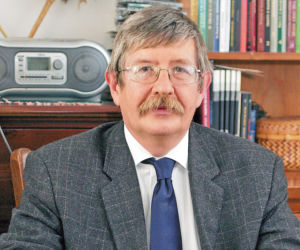 Zamachowski Wietrzy stopy na stole