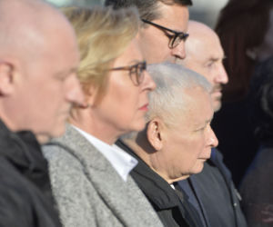 Jarosław Kaczyński na Powązkach i przed pomnikiem brata. Prezes PiS nie zapomina o kolejnej miesięcznicy