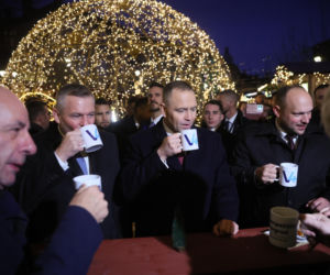 Karol Nawrocki wpadł na jarmark świąteczny