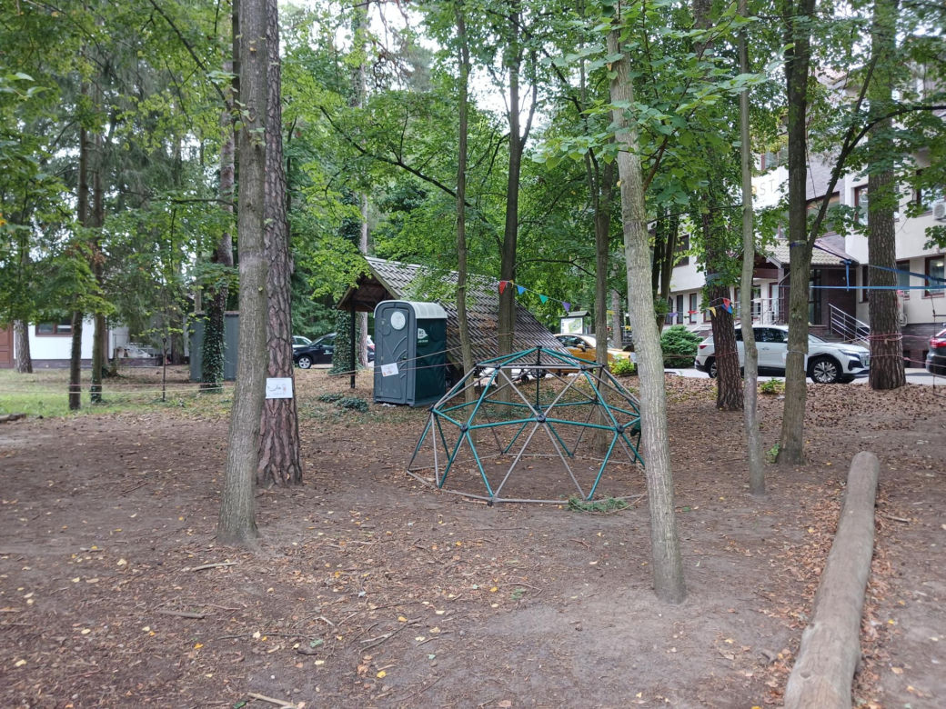 Dzieci w Sękocinie Starym ucza się pod chmurką