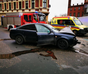 Wypadek na ul. Świętej Trójcy w Bydgoszczy. Trzy osoby są ranne [ZDJĘCIA]