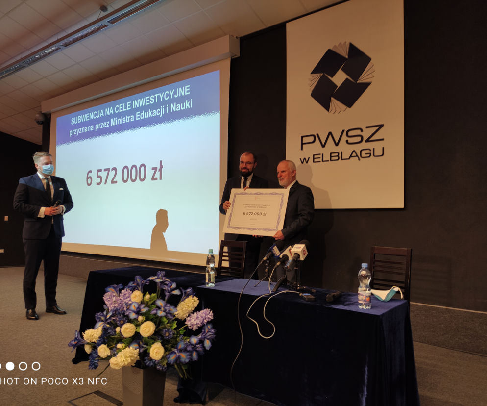 Krzysztof Szczucki przekazuje rektorowi Jarosławowi Niedojadło czek 