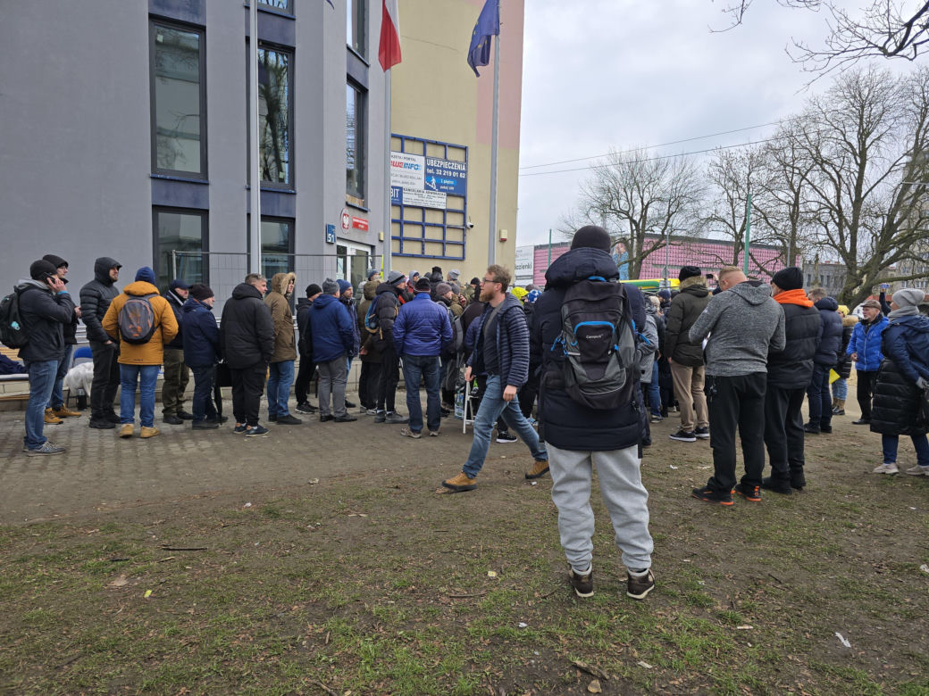 Kilkaset ludzi czeka przed wejściem do punktu obsługi grantobiorców w Tychach