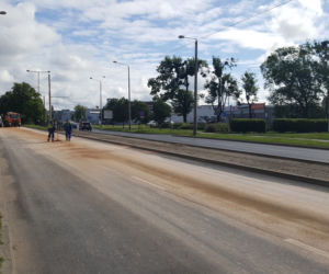 Poważne utrudnienia w centrum Grudziądza. Strażacy usuwają ogromną plamę oleju na ulicy Focha
