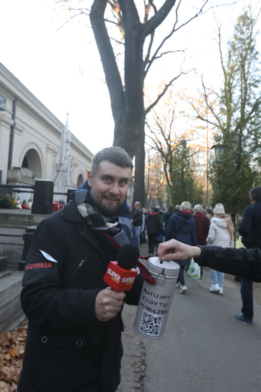"Super Express" kwestuje dla Powązek. Tłumy na cmentarzu