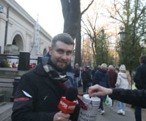 Super Express kwestuje dla Powązek. Tłumy na cmentarzu