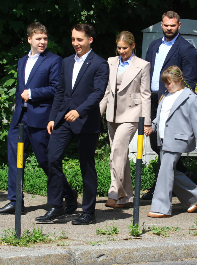 Nawrocki na procesji z rodziną
