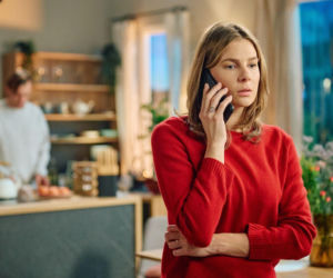 Na Wspólnej, odcinek 4171: Kariera Mariusza wisi na włosku. Mężczyzna ucieka w alkohol i odsuwa się od Oli