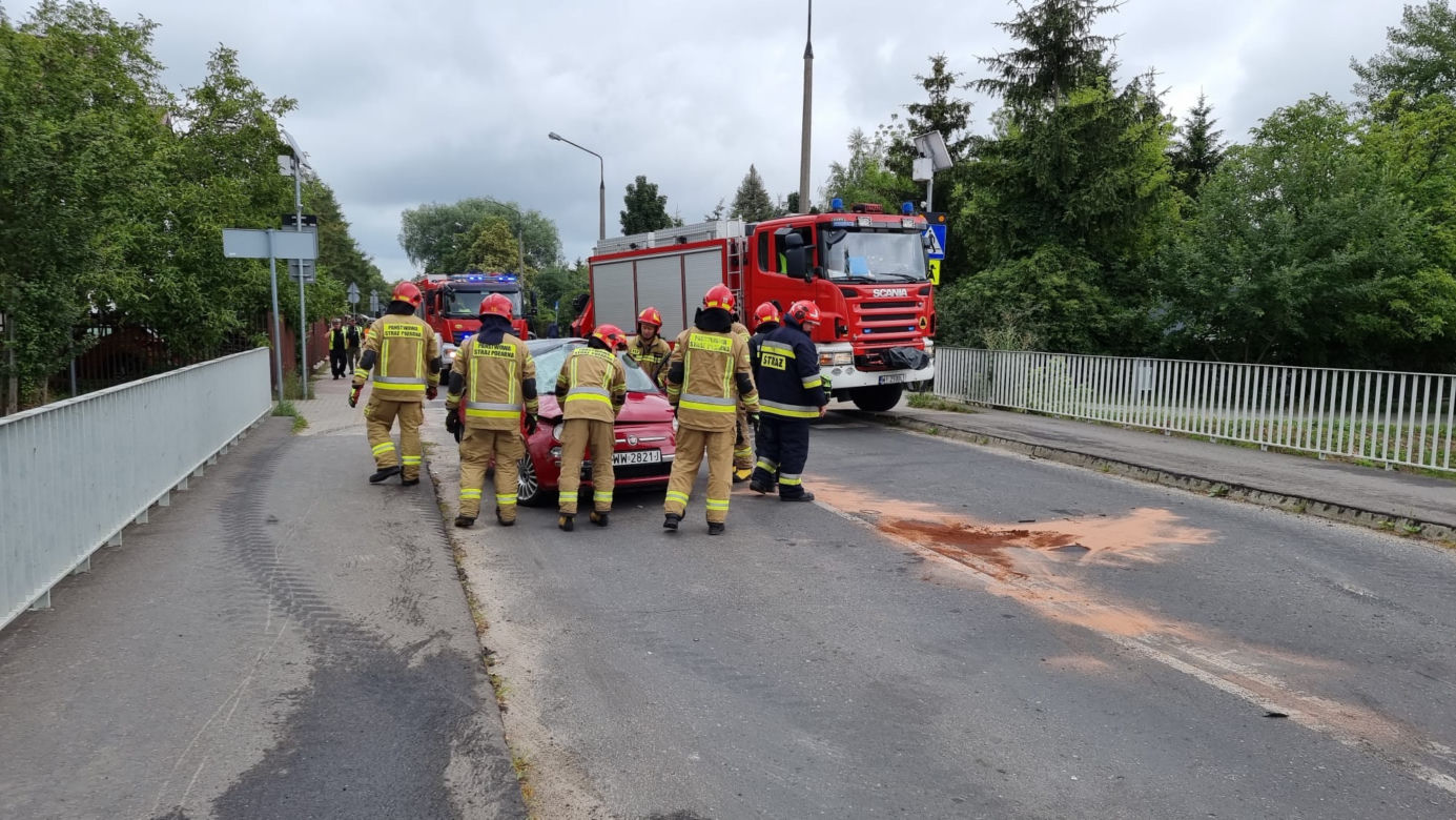 Pościg za pijanym kierowcą w Warszawie. Dachowanie i dwa rozbite samochody