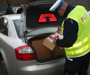 Jechał przez Kobrzyniec. W samochodzie ukrył 60 TYSIĘCY sztuk papierosów!