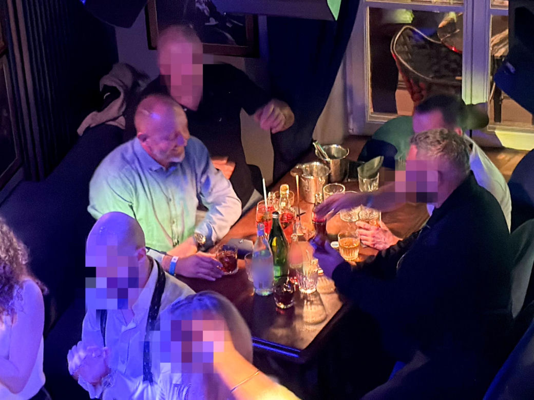 Posłowie Bartosz Romowicz i Piotr Górnikiewicz po wieczornym głosowaniu przyjechali do klubu Piano Bar