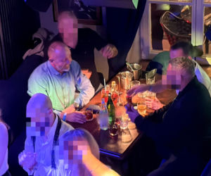 Posłowie Bartosz Romowicz i Piotr Górnikiewicz po wieczornym głosowaniu przyjechali do klubu Piano Bar