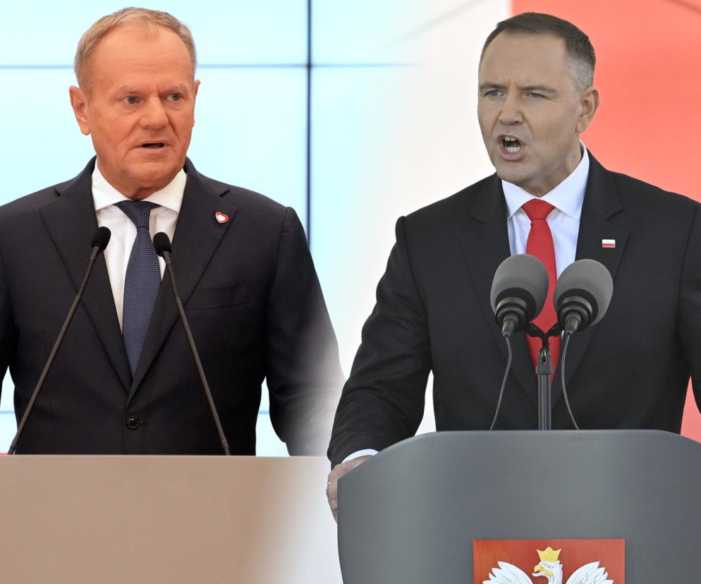Donald Tusk i Karol Nawrocki przemawiają przy mównicach. O sporze wokół konstytucji przeczytasz na SE Polityka.