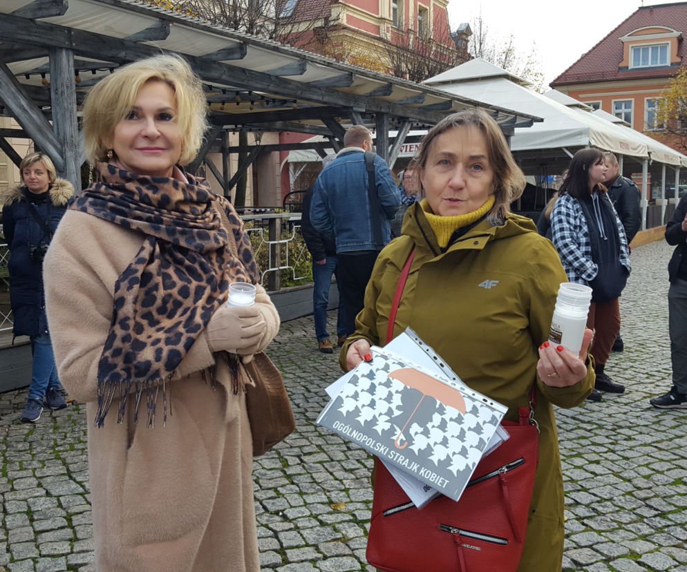 Znicze, minuta ciszy. #AniJednejWięcej w Lesznie