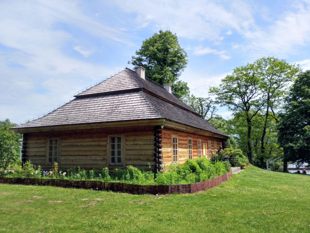 Unikalna wieś w Świętokrzyskiem. Szklany dom w Ciekotach przyciąga turystów