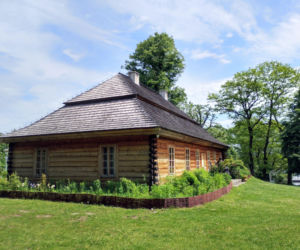 Unikalna wieś w Świętokrzyskiem. Szklany dom w Ciekotach przyciąga turystów