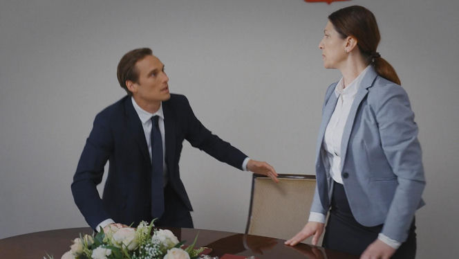 M jak miłość odc. 1890. Olek (Maurycy Popiel), urzędniczka (Katarzyna Traczyńska)