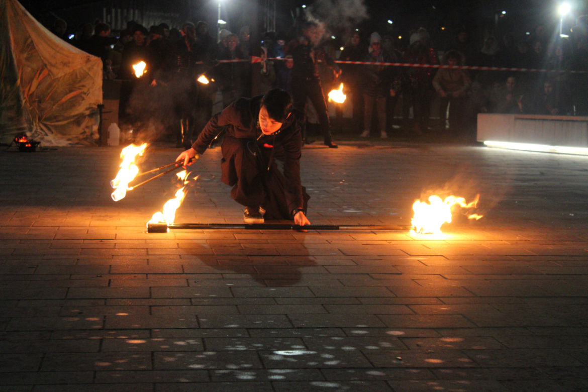 WOŚP 2023 w Krakowie: Fire Show w Nowej Hucie w wykonaniu grupy Spontan Fire