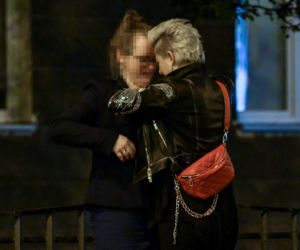 Magdalena Narożna łapie koleżankę za piersi
