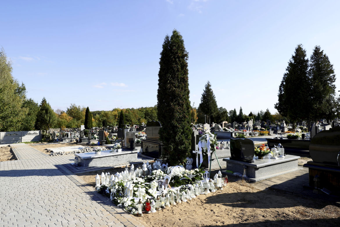 Grób 3-letniego Stasia utonął w morzu kwiatów. Trudno powstrzymać łzy