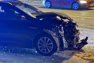 Cztery auta rozbite, sprawca zwiał. W akcji psy tropiące