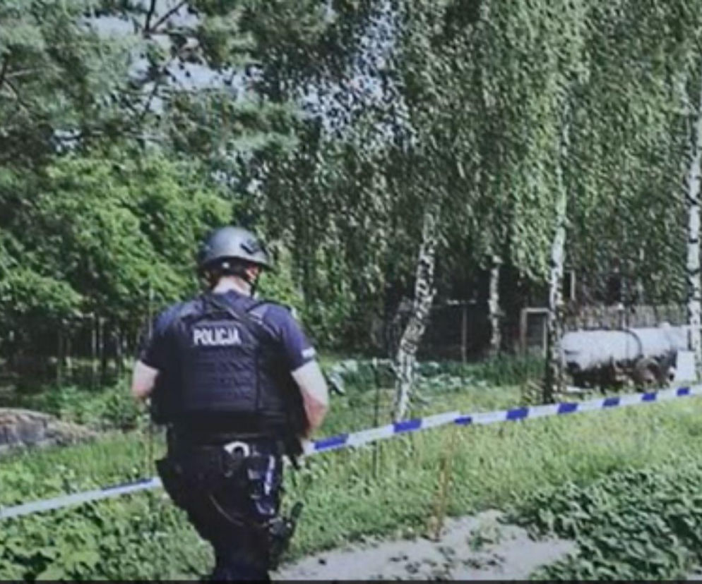 Policjant w kamizelce kuloodpornej na miejscu zbrodni w Mierzawie. O szczegółach obławy przeczytasz na Mediateka.
