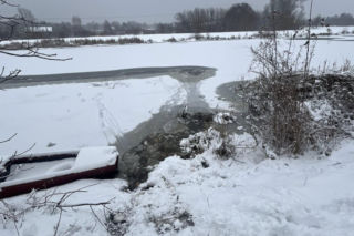 Heroiczna akcja strażaków w Nieporęcie. Pod psem załamał się lód