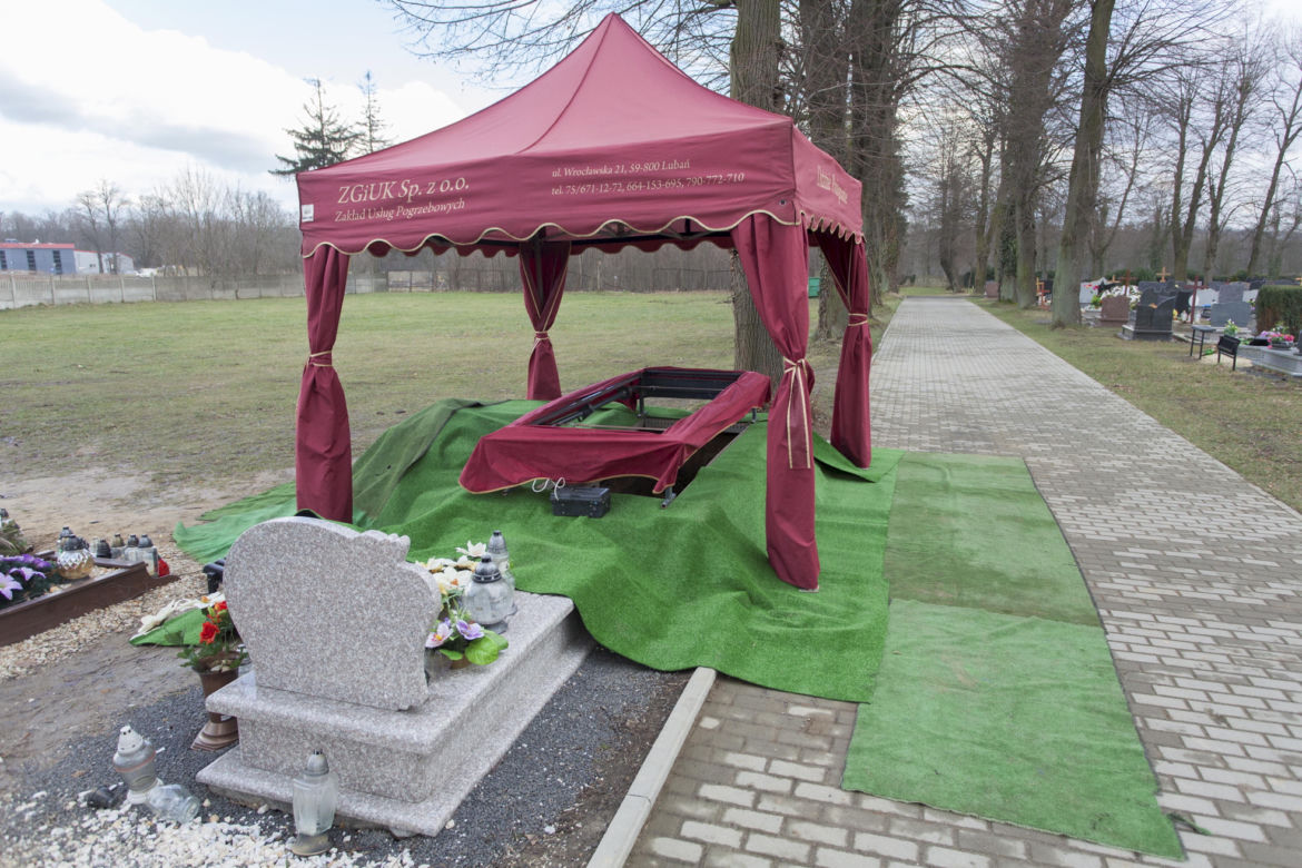 Pochowali Kamilę w sukni ślubnej
