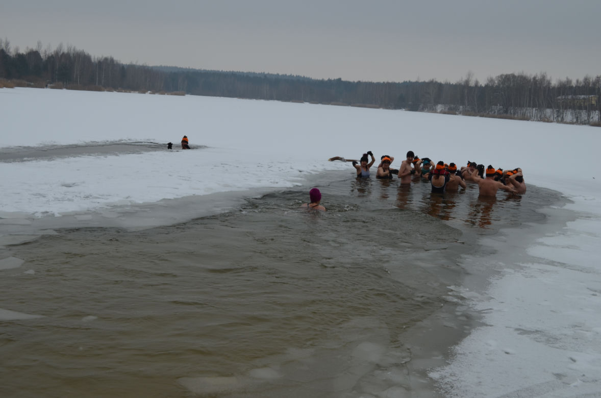 Morsowanie nasz nowy zimowy sport narodowy. Dziś na PIACHACH ponad setka morsów