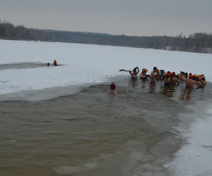 Morsowanie nasz nowy zimowy sport narodowy. Dziś na PIACHACH ponad setka morsów