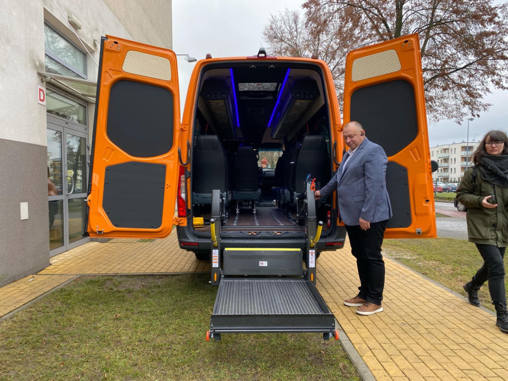 Ułatwi transport dzieci z niepełnosprawnościami. Nowy bus trafił do SOSW w Siedlcach