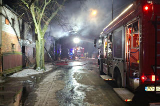 Pożar warsztatu w Kąkolewie koło Leszna. Na miejscu kilkanaście zastępów straży