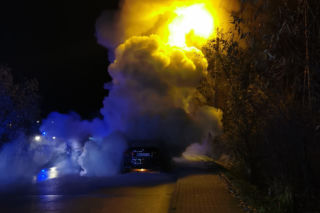 Sportowe BMW płonęło jak pochodnia. Trudna akcja strażaków pod Warszawą [GALERIA]