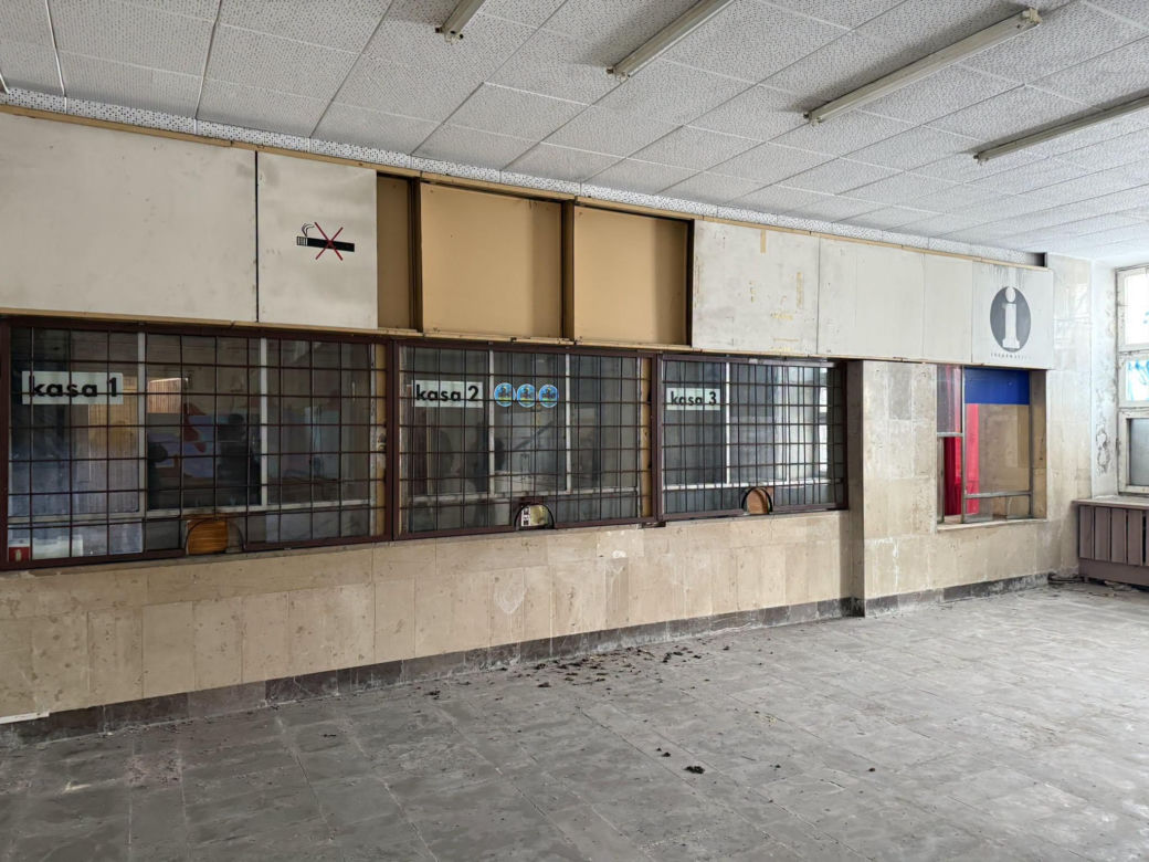 Koniec z ruiną w centrum miasta. Historyczny dworzec w Ostrowcu zyska drugie życie