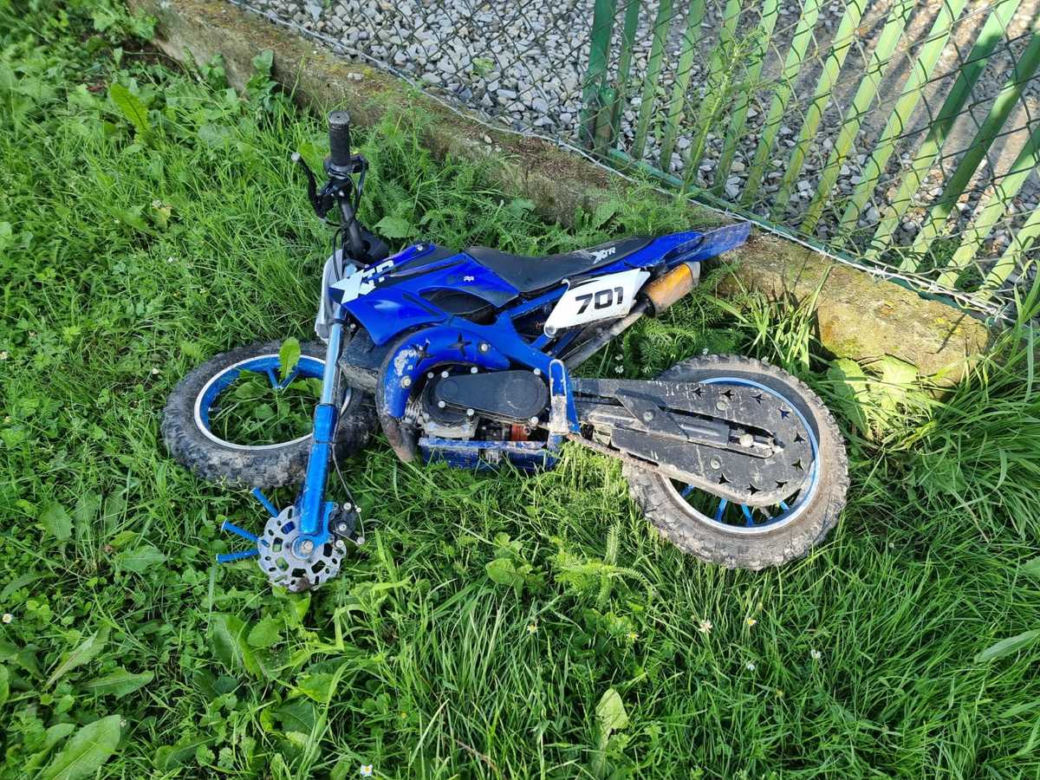 Ośmiolatek wjechał motorowerem w nissana. Miał dużo szczęścia! 