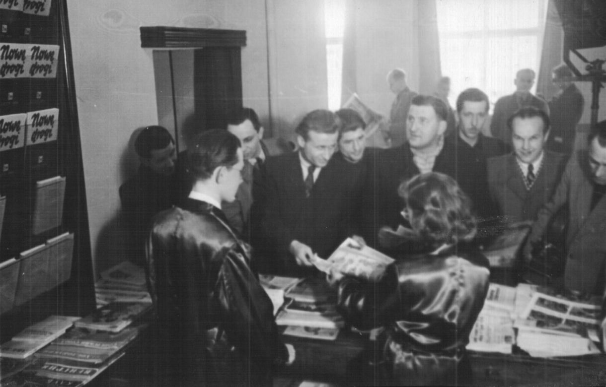 1956 - Kraków, Nowa Huta - stoisko z czasopismami fot. Archiwum Empik