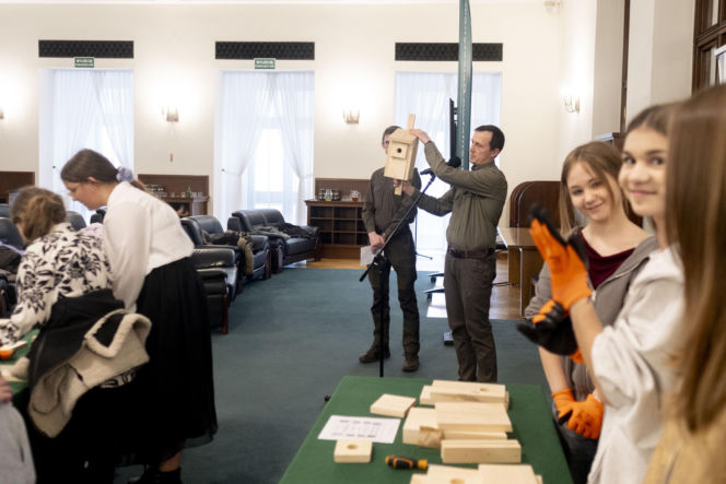 Włodzimierz Czarzasty robi budki dla ptaków Sejm/Piotr Tracz