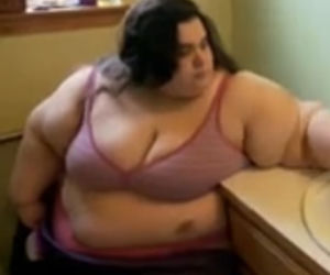 Ta kobieta waży ponad 300 kg! Szoruje fałdy tłuszczu na nogach szczotką do mycia pleców! [ZDJĘCIA]