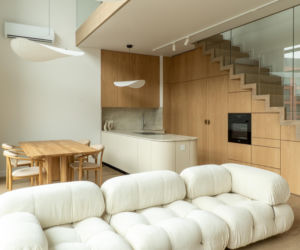 Szlachetne materiały i wyważone proporcje. Dwupoziomowy apartament na Powiślu