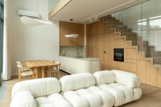 Estetyka balansująca między nowoczesnością a modern classic. Dwupoziomowy apartament na Powiślu