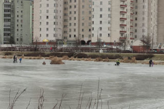Skrajna NIEODPOWIEDZIALNOŚĆ! Rodzice z dziećmi bawią się na zamarzniętym Balatonie. Tafla jest cienka [ZDJĘCIA, WIDEO]