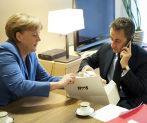 Nicolas Sarkozy dostał od Angeli Merkel pluszowego misia dla Giulii