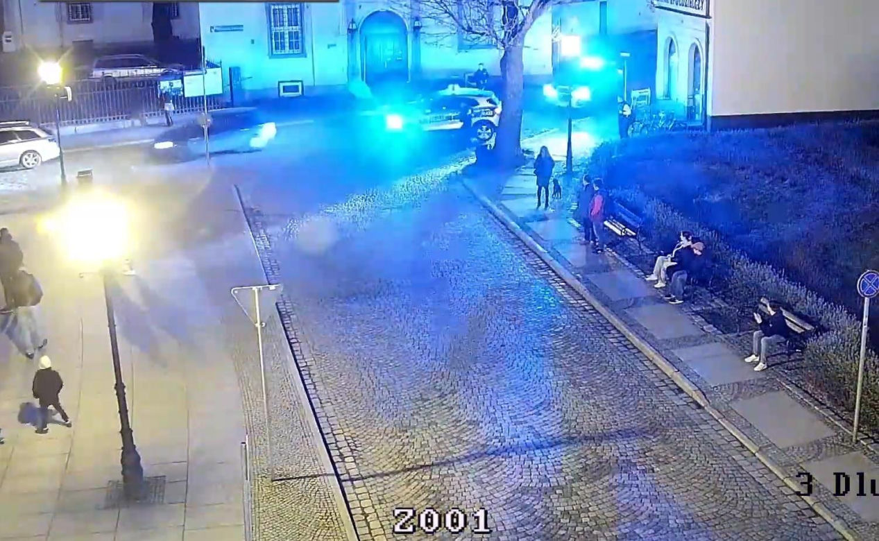 Rozpędzone audi jechało na manifestantów. Po drodze rozbiło dwie policyjne blokady